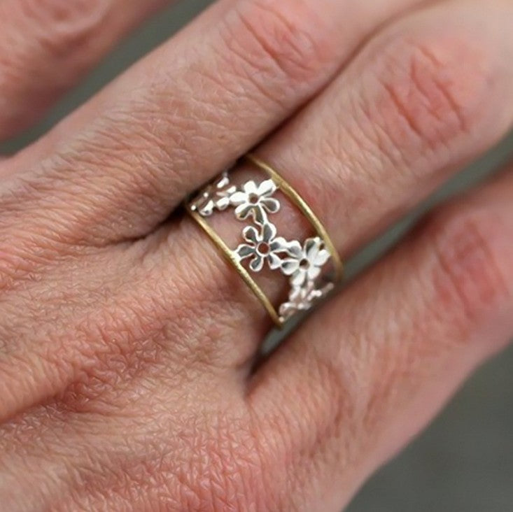 Irregular Hollow Daisy Ring